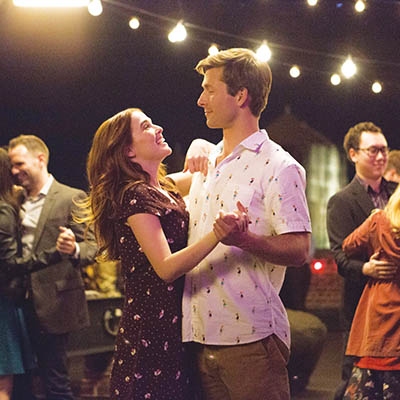 Zoey Deutch and Glen Powell in “Set It Up”