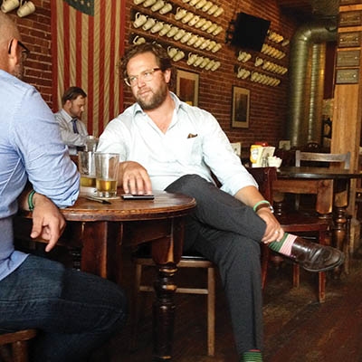 Elliot Nelson has a beer and a chat with Beau Adams // Photo by Matt Cauthron